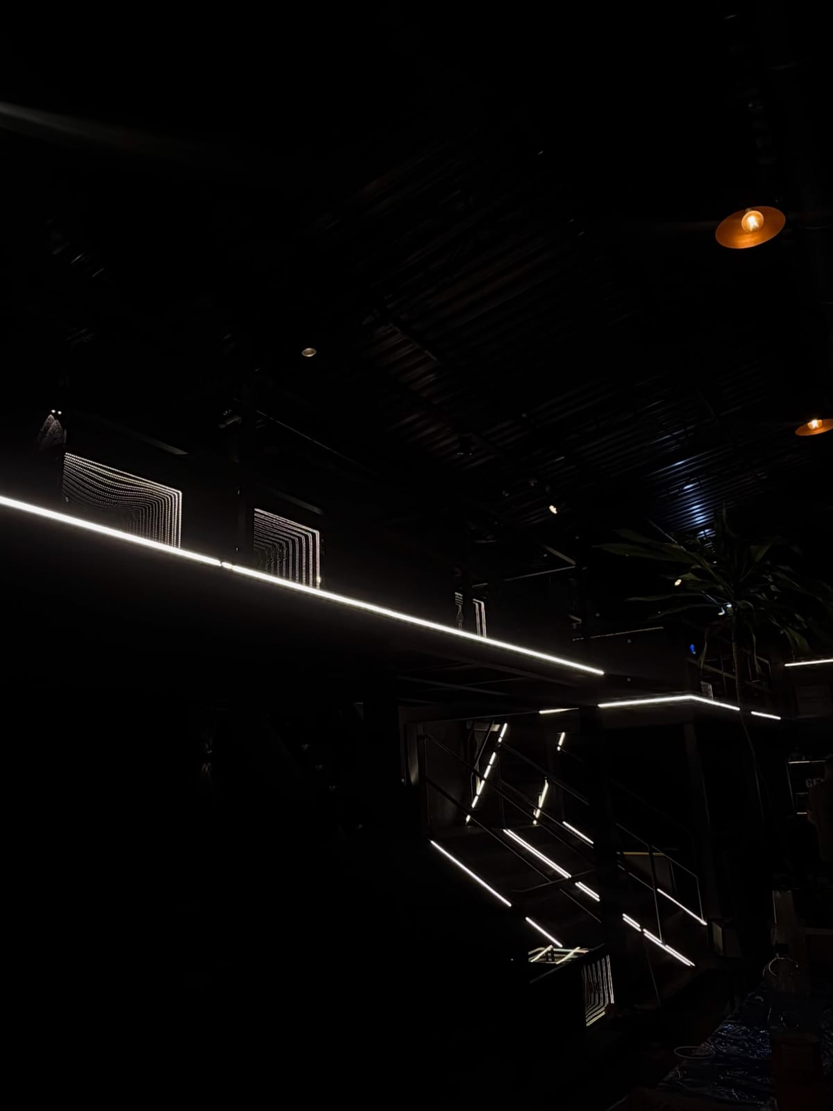Mezanino do MD Lounge com iluminação linear e painéis de LED