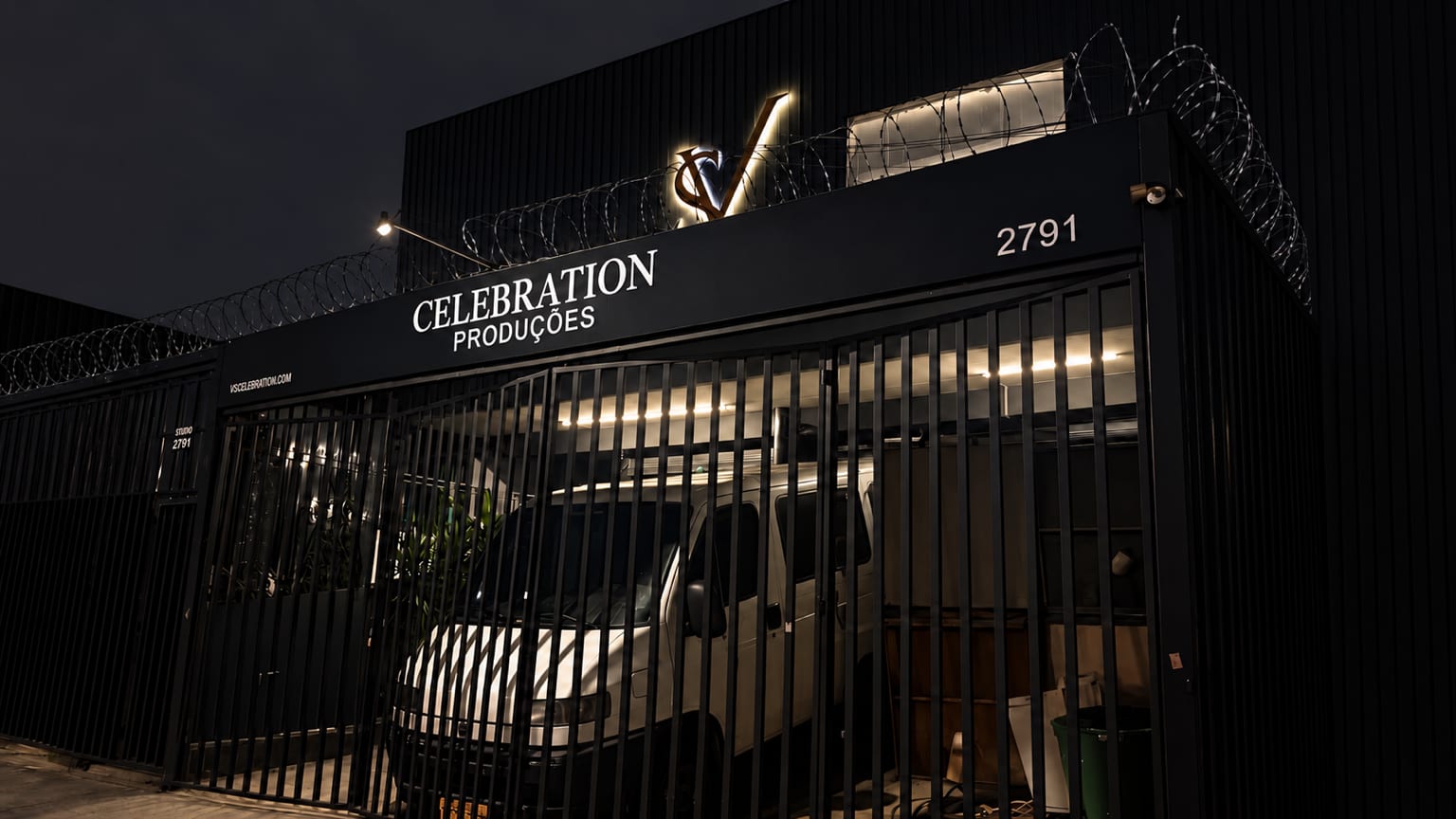 Fachada da VS Celebration à noite, com o letreiro da marca